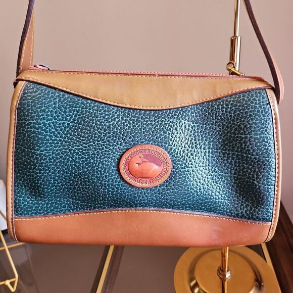 Vintage Dooney Bourke crossbody or shoulder leather bag w/ suede interior - Picture 4 of 14